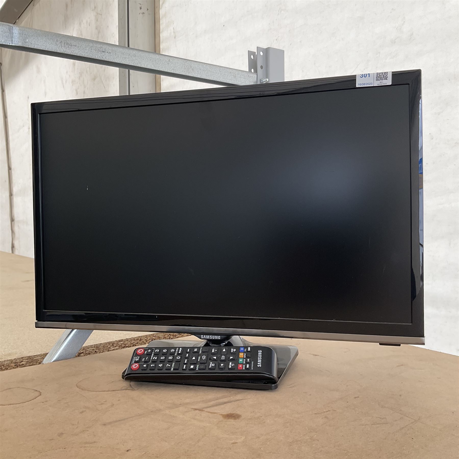 Small Samsung UE22H5000AK tv with remote - THIS LOT IS TO BE COLLECTED BY APPOINTMENT FROM DUGGLEBY STORAGE, GREAT HILL, EASTFIELD, SCARBOROUGH, YO11 3TX
