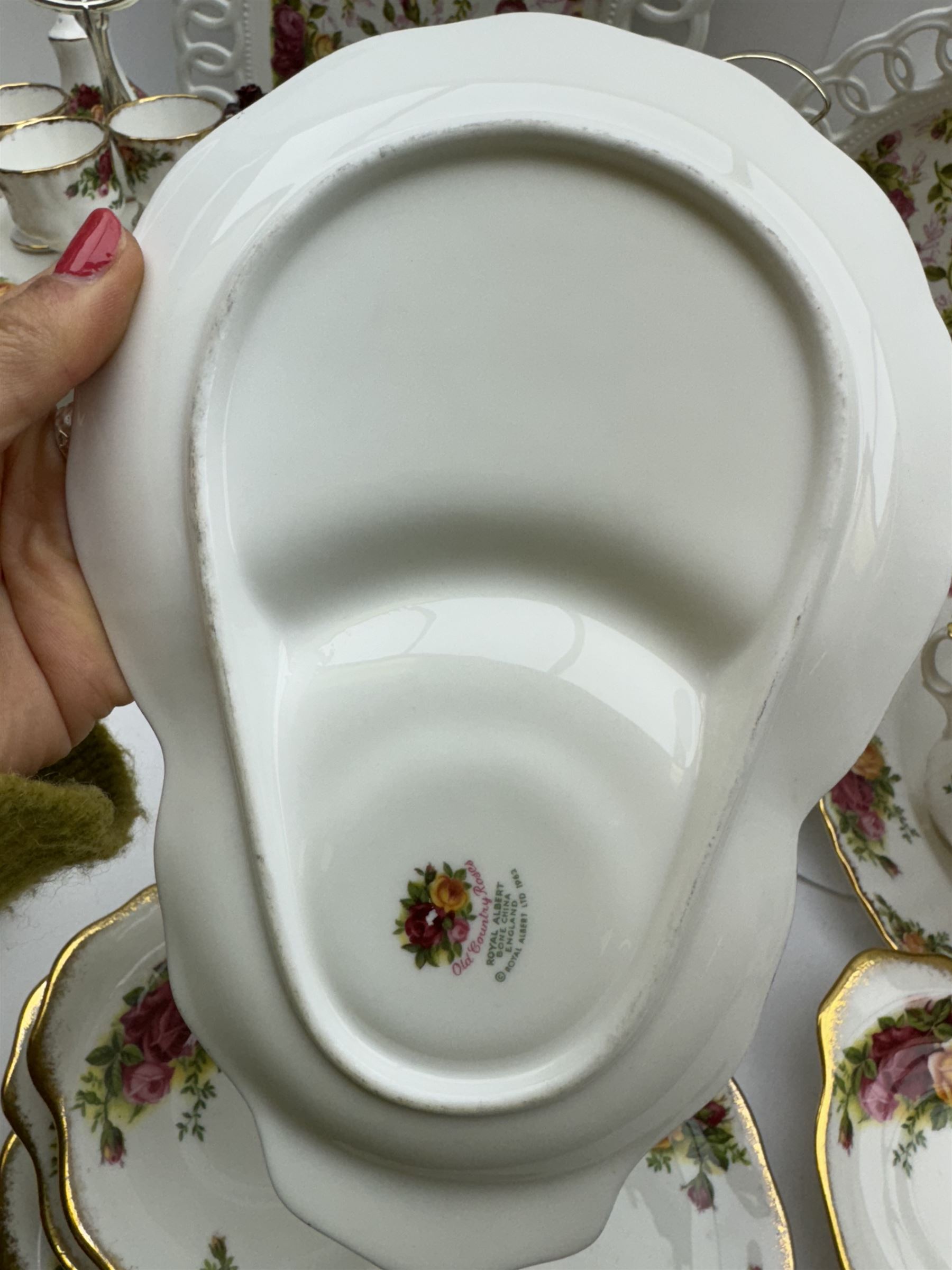 Royal Albert Old Country Roses pattern tea and dinner wares, including tiered cake stands, cake plate, napkin rings, egg cups, pierced serving platters, etc 