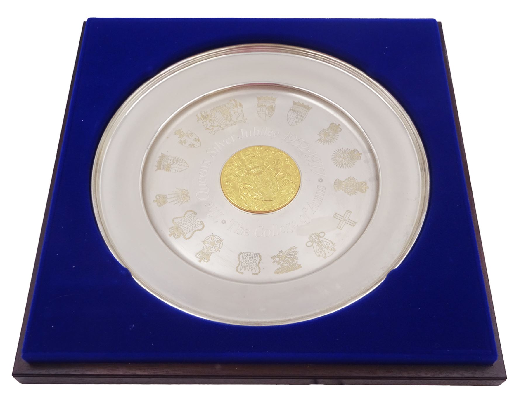 Modern limited edition silver The College of Arms plate to commemorate the The Queen's Silver Jubilee, the plain circular plate with central 24ct gold plated plaque depicting the Royal Arms, bordered by engravings of The College of Arms and the Kings Arms etc, by Danbury Mint, hallmarked Yorkshire Mint, Birmingham 1977, number 350/2500, in original fitted box with paperwork, D26,5cm, 