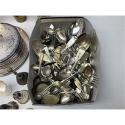 Assorted metal ware, mostly comprising silver plate, to include trays, bowls, cruets, pair of candlesticks, assorted flatware including souvenir spoons, etc., in one box