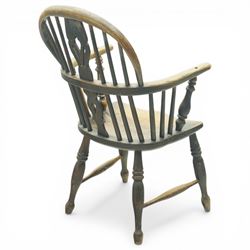 19th century low back elm Windsor armchair, hooped back with pierced central splat and radiating spindles, shaped arm bow over saddle seat, on turned supports