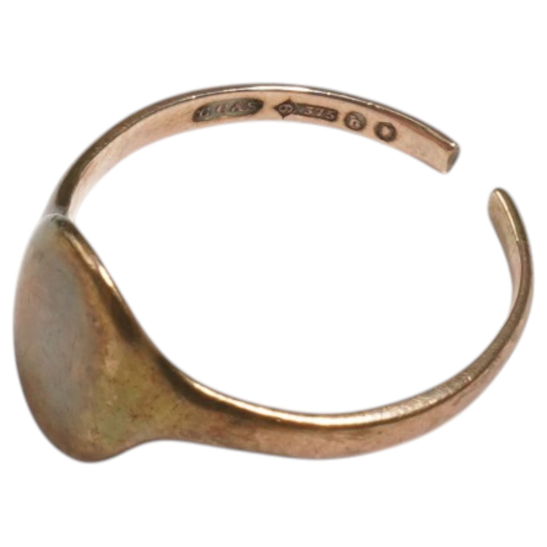 18ct gold wedding band and a 9ct gold signet ring