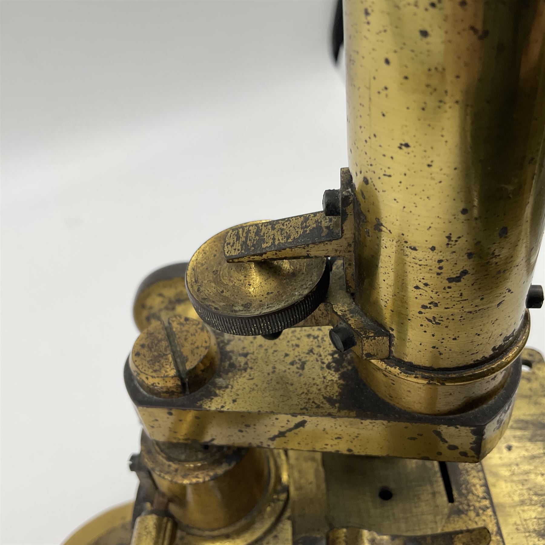 Brass monocular microscope, unbranded, H32cm