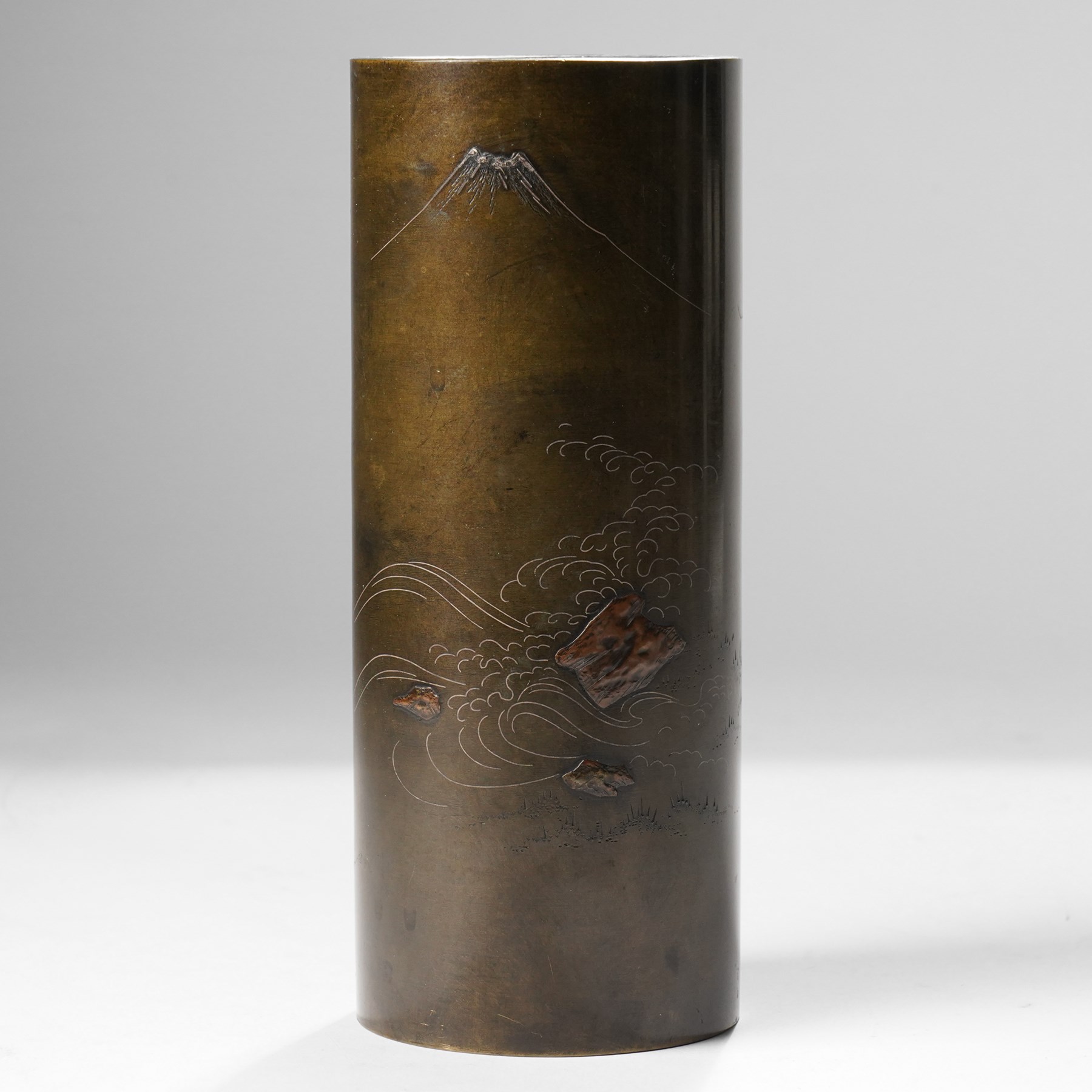  Japanese Meiji period bronze cylindrical vase, decorated with Mount Fuji in light relief, H20.5cm 