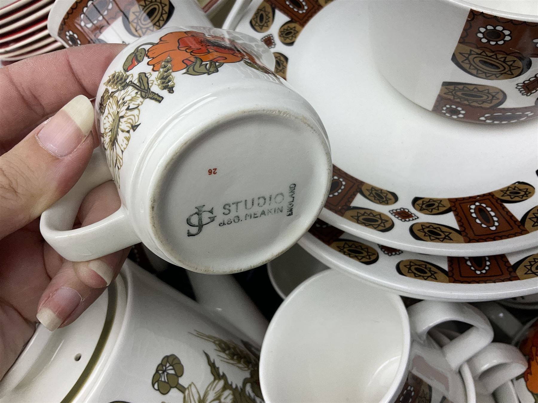 Mid 20th Century Alfred Meakin Poppy pattern part tea service, together with Bisto coffee set with fruit decoration, together with three other similar tea services
