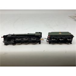 Hornby Railroad '00' gauge - County Class 4-6-0 locomotive 'County of Hants' no. 1016, Class 4900 4-6-0 locomotive 'Adderley Hall' no. 4901 and County Class 4-4-0 locomotive 'County of Devon' no. 3835, all DCC ready (3)