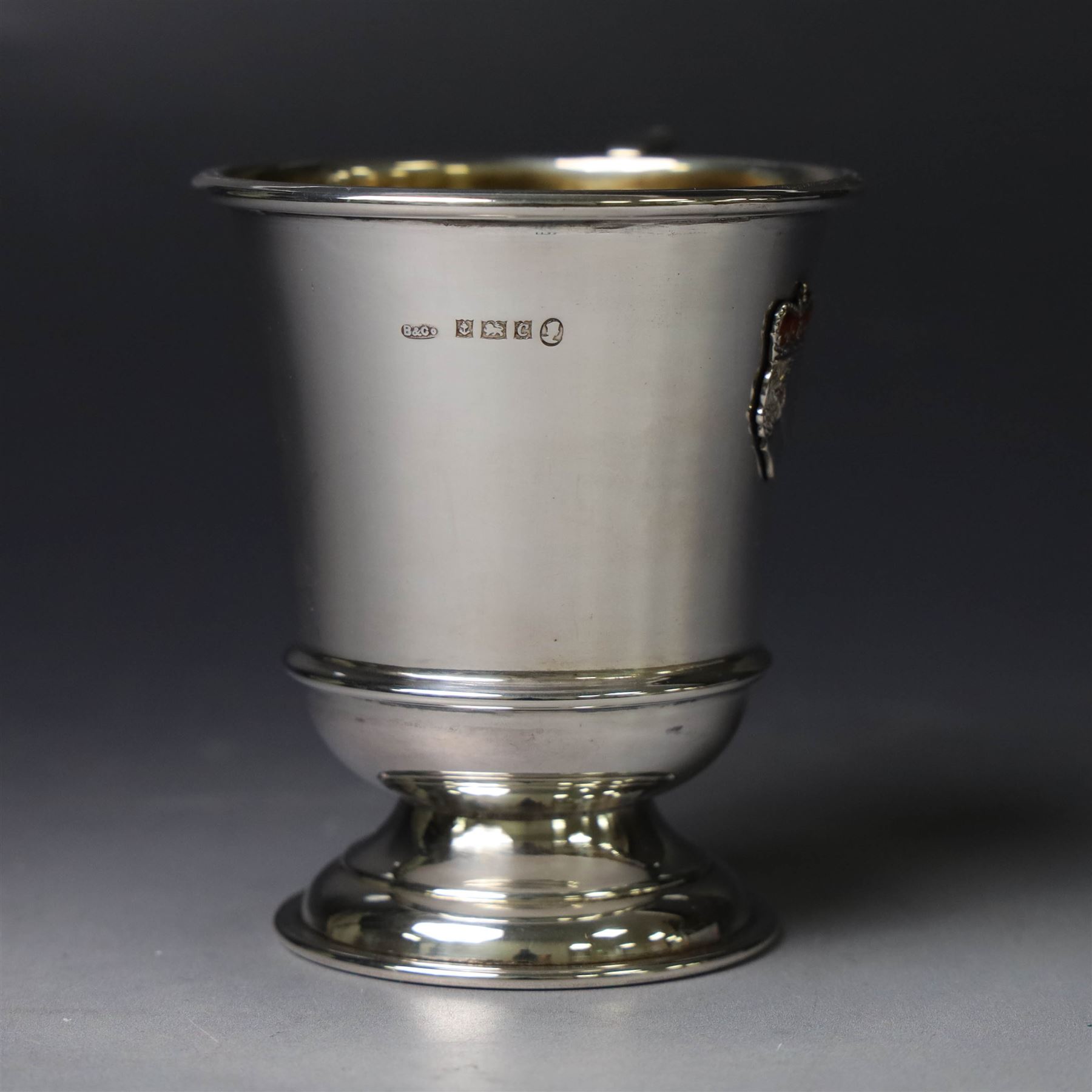 Silver Queen Elizabeth II Silver Jubilee mug, with silver and enamel profile of the Queen's head to one side, hallmarked W I Broadway & Co, Birmingham1977, H7.5cm, boxed