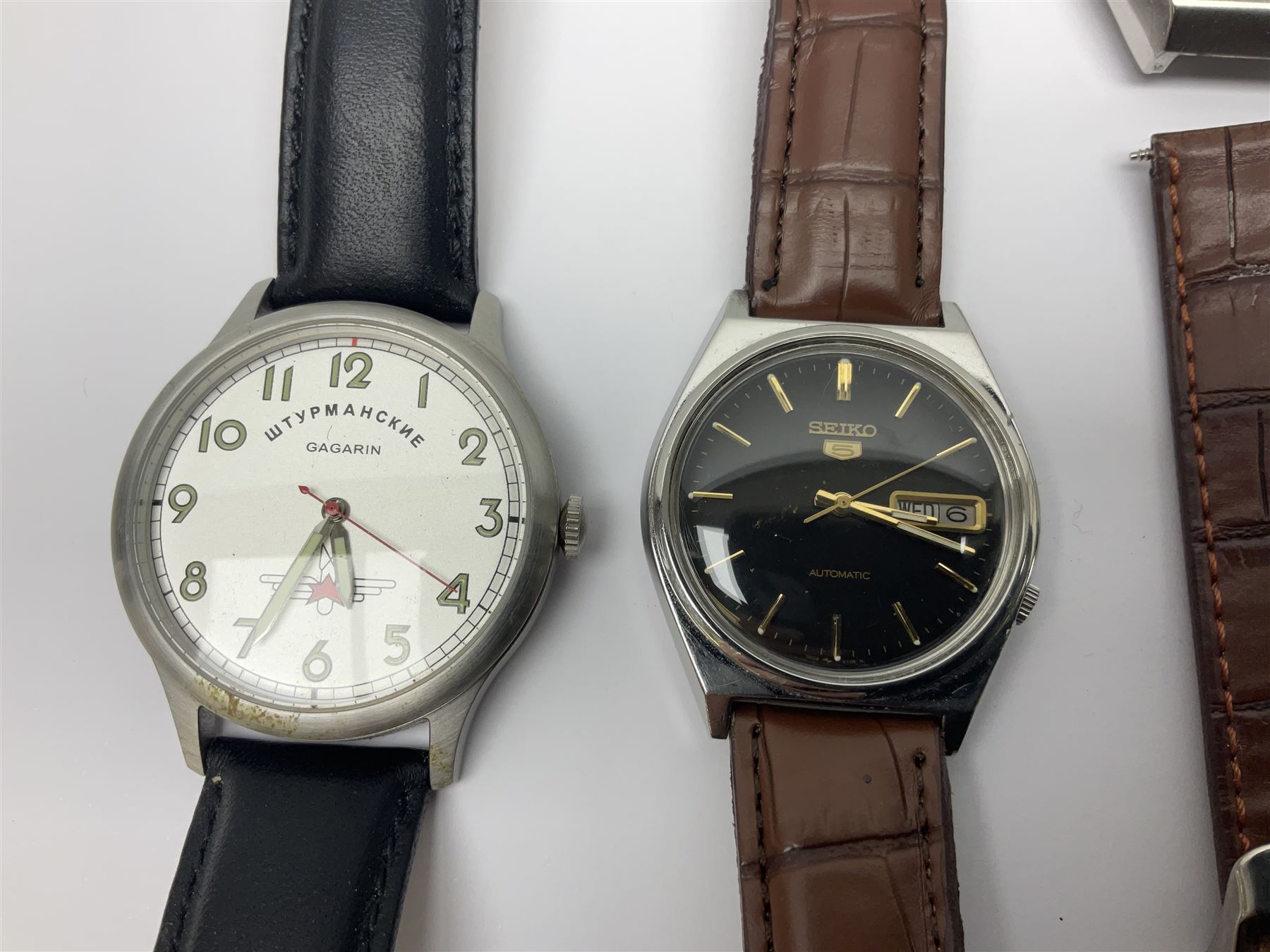 Seiko 5 automatic wristwatch Cal. 7009A, black dial with day-date aperture, Seiko Kinetic auto relay wristwatch and four other watches (6)