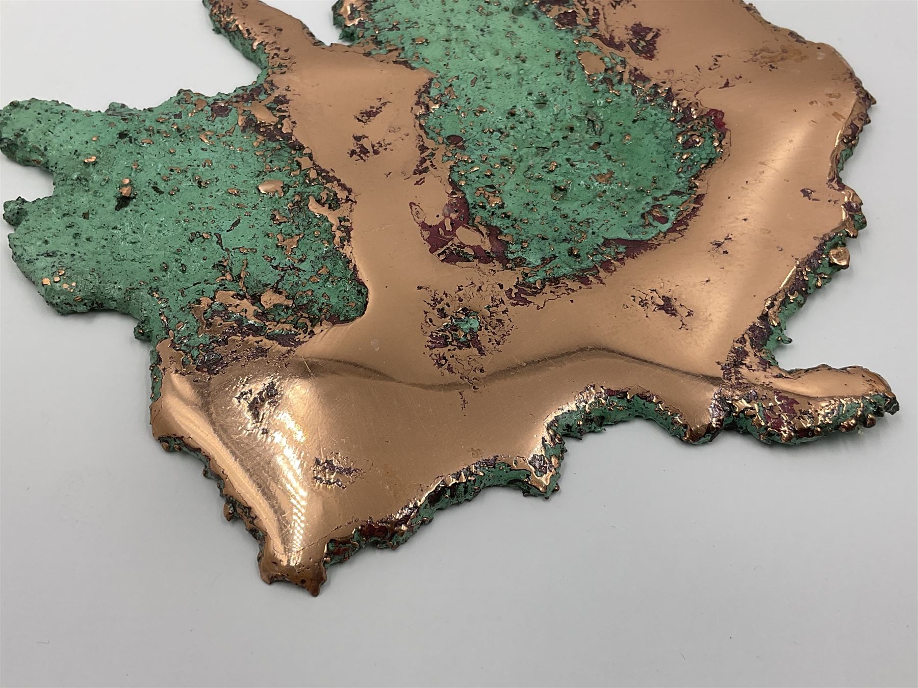 Large free form copper splash, with green patina and polished copper accents, H17cm, L17cm