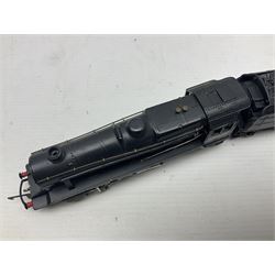 Wrenn '00' gauge - two Class 8F 2-8-0 locomotives - No.48073 in BR Plain Black; boxed; and No.8042 in LMS Plain Black; with unassociated plain blue box (2)