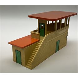 Hornby Dublo - wooden D1 Main Line Station and D1 Goods Depot, both in pale blue boxes; die-cast D1 Through Station in plain blue box; die-cast D1 Island Platform and D1 Signal Cabin, both in blue striped boxes (5)