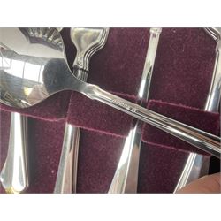 Oneida four place setting canteen of stainless steel cutlery, in a mahogany case 