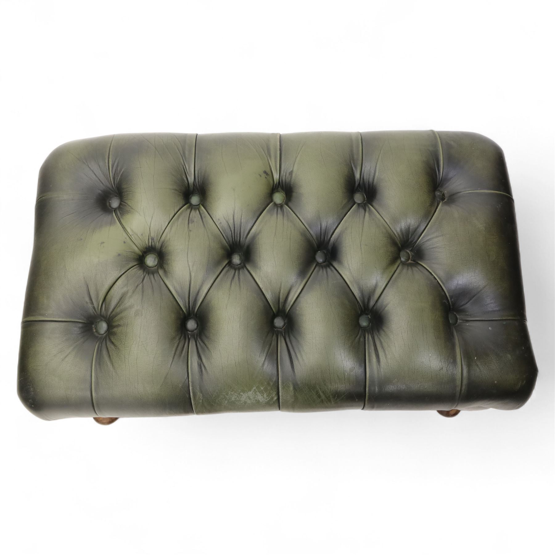 Chesterfield club armchair upholstered in green buttoned leather, with a leather buttoned matching stool 66x39x35cm, (2)