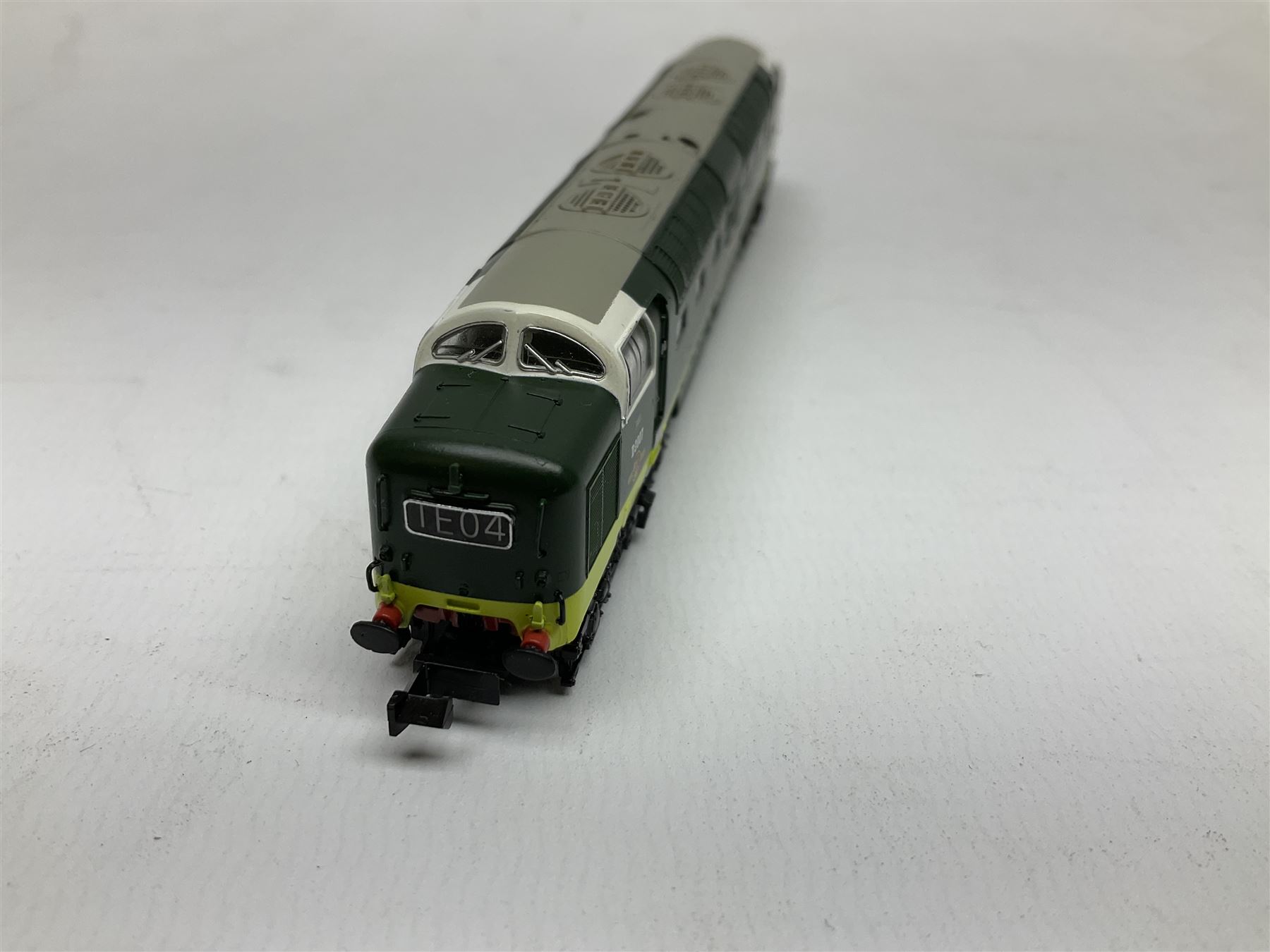Graham Farish by Bachmann 'N' gauge - Class 47/0 locomotive no.D1779 and Class 55 Deltic locomotive no.D9007 (2)