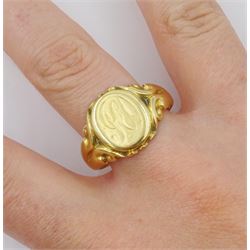18ct gold signet ring, engraved with initials 'HD', by Henry Griffith & Sons Ltd, Birmingham 1926