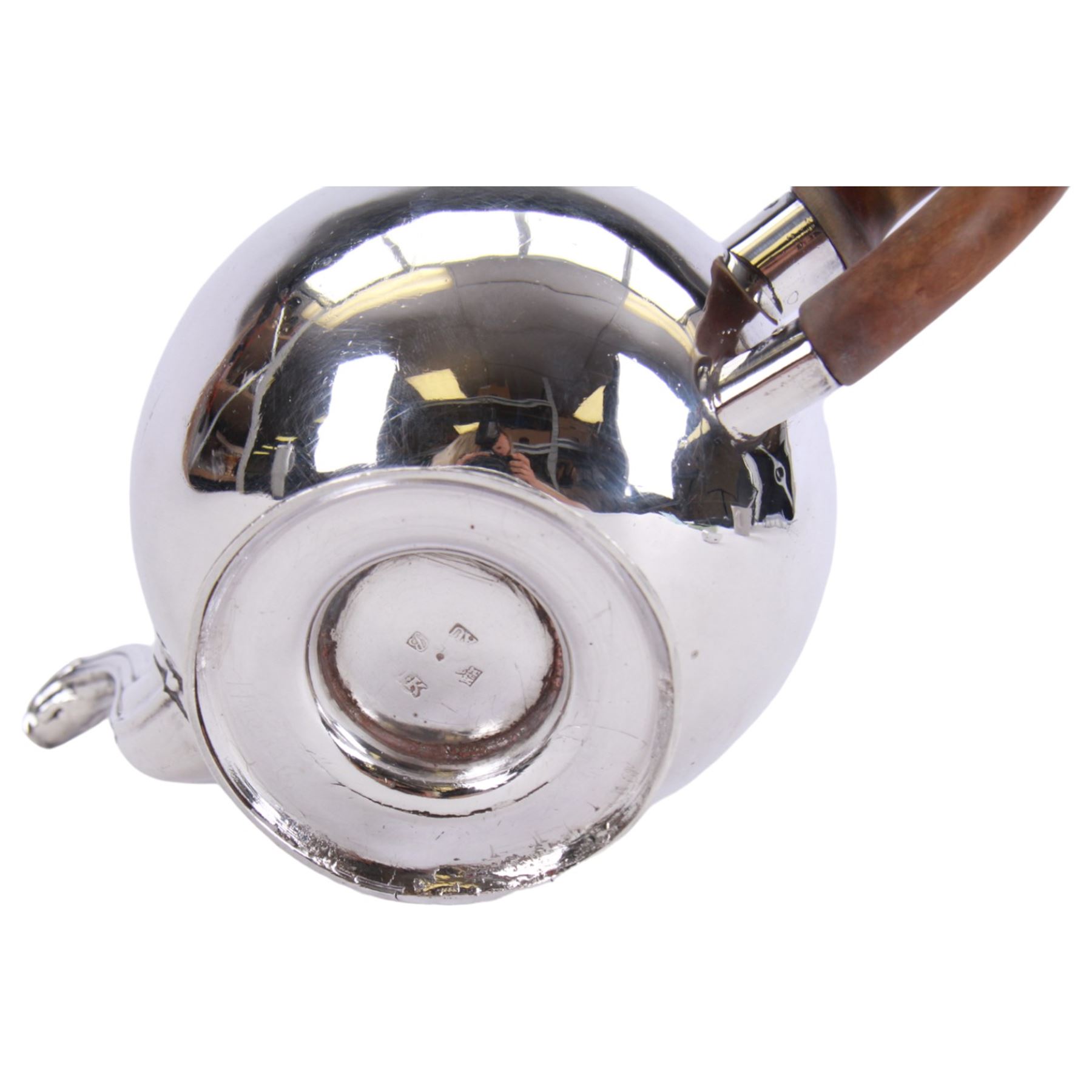 George II Scottish silver teapot, of bullet form with reeded spout and wooden scroll capped handle, upon a spreading circular foot, hallmarked John Kincard, Edinburgh 1731, H14cm