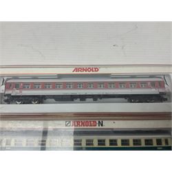 Roco 'N' gauge - 23259 BR 290 German Diesel locomotive and 25307 flat wagon with two containers; both boxed; and two Arnold 'N' gauge passenger coaches Nos.3202 and 3825; both boxed (4)
