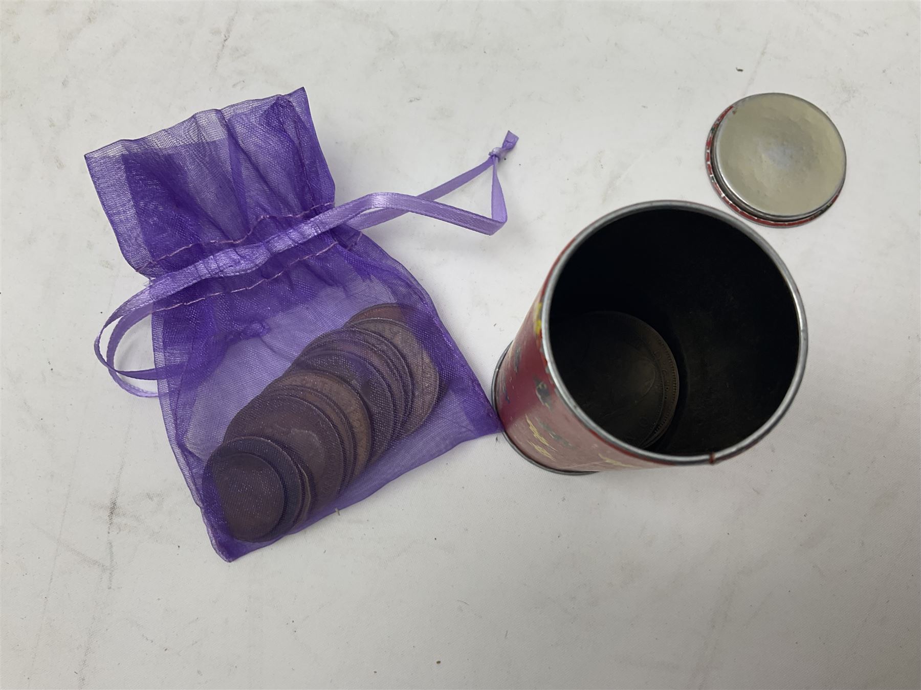 Great British and World coins and banknotes, including United Kingdom 1985 brilliant uncirculated coin collection, two 1995 brilliant uncirculated two pound coins in card folders, commemorative crowns, King George VI 1951 Festival of Britain crowns in card cases, United States of America 1964 Kennedy half dollar, two Switzerland 1966 five franc coins, five German 1972 commemorative coins, Euro banknotes, Bank of England Somerset one pound 'DU27', Japanese banknotes etc