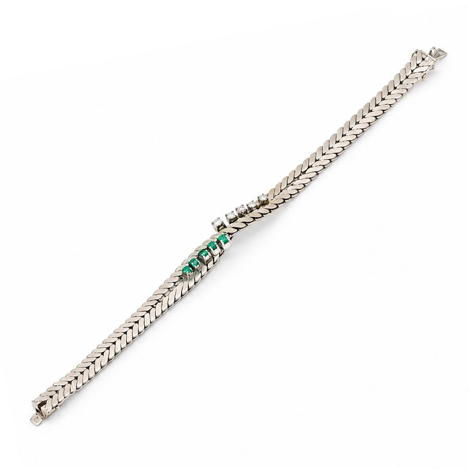 14ct white gold diamond and emerald crossover bracelet, the central section set with five graduating round brilliant cut diamonds and five emeralds, to a chevron link bracelet, stamped 585, total diamond weight 0.35 carat