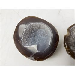 Pair of agate with amethyst druzy, with rough edges, D8cm