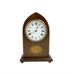French - Edwardian 8-day mahogany bedside table clock, in a Lancet styled case with stringing and fan inlay to the front, on a moulded plinth with ball feet, enamel dial with Roman numerals minute markers and steel spade hands, with a lever platform escapement, set and wound from the rear.
With key.