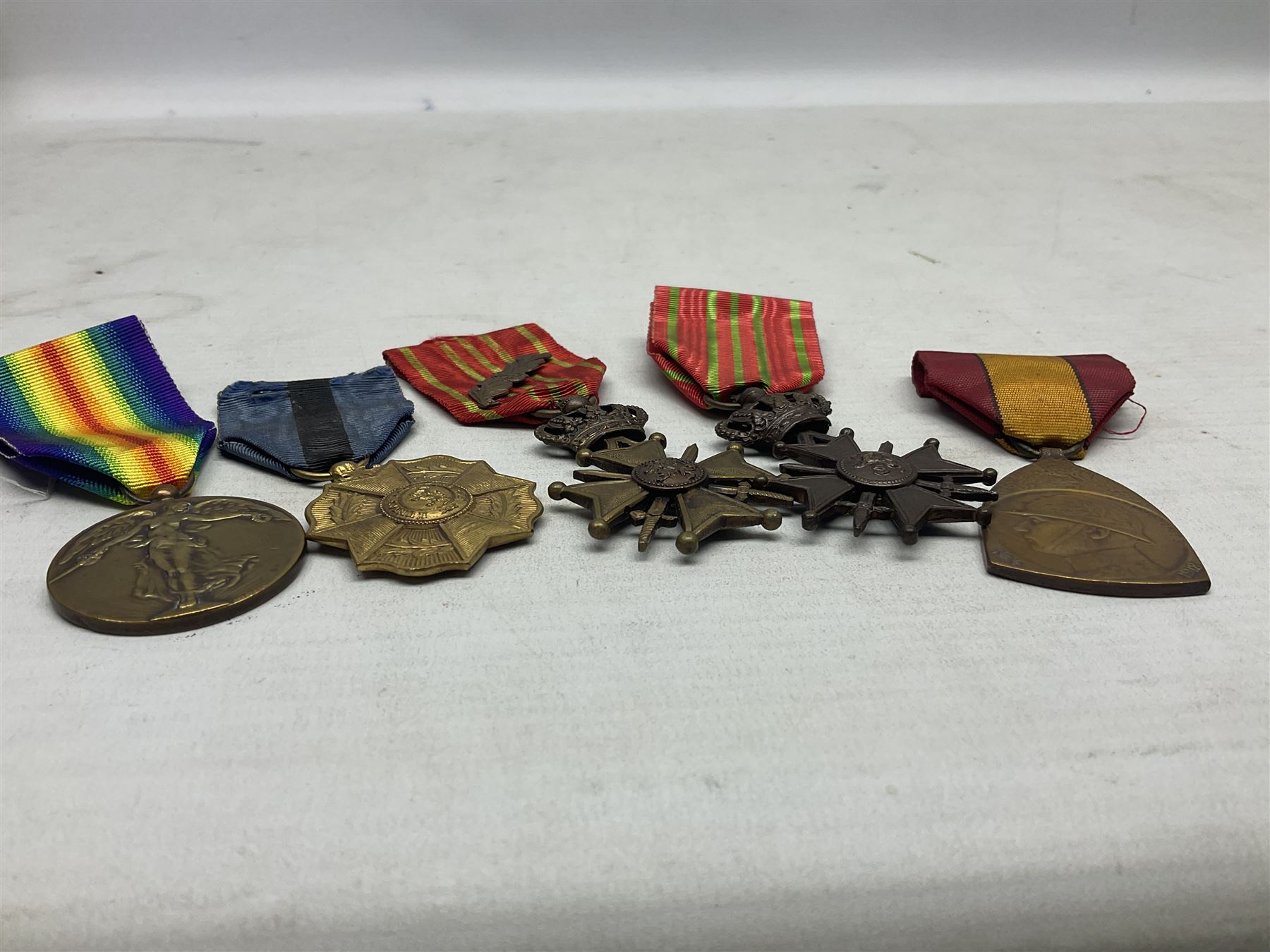 Five WW1 Belgian medals - two Croix-De-Guerre, one with MID leaves, L'Union Fait La Force, Herinnerings 1914-18 Commemorative medal and Victory Medal; all with ribbons