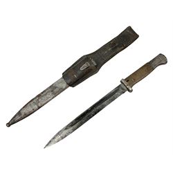 K98 Bayonet with 25cm fullered blade, impressed 438S and 9512, with steel scabbard no.6165, 40cm overall, with leather frog