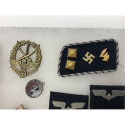 WW2 German Don Cossack epaulettes; and quantity of German insignia including SA Sports Badge for war wounded, Hitler Youth badge, Young Cossacks badge, Wound badge, Hitler Youth cuff title etc; in glass topped display box.