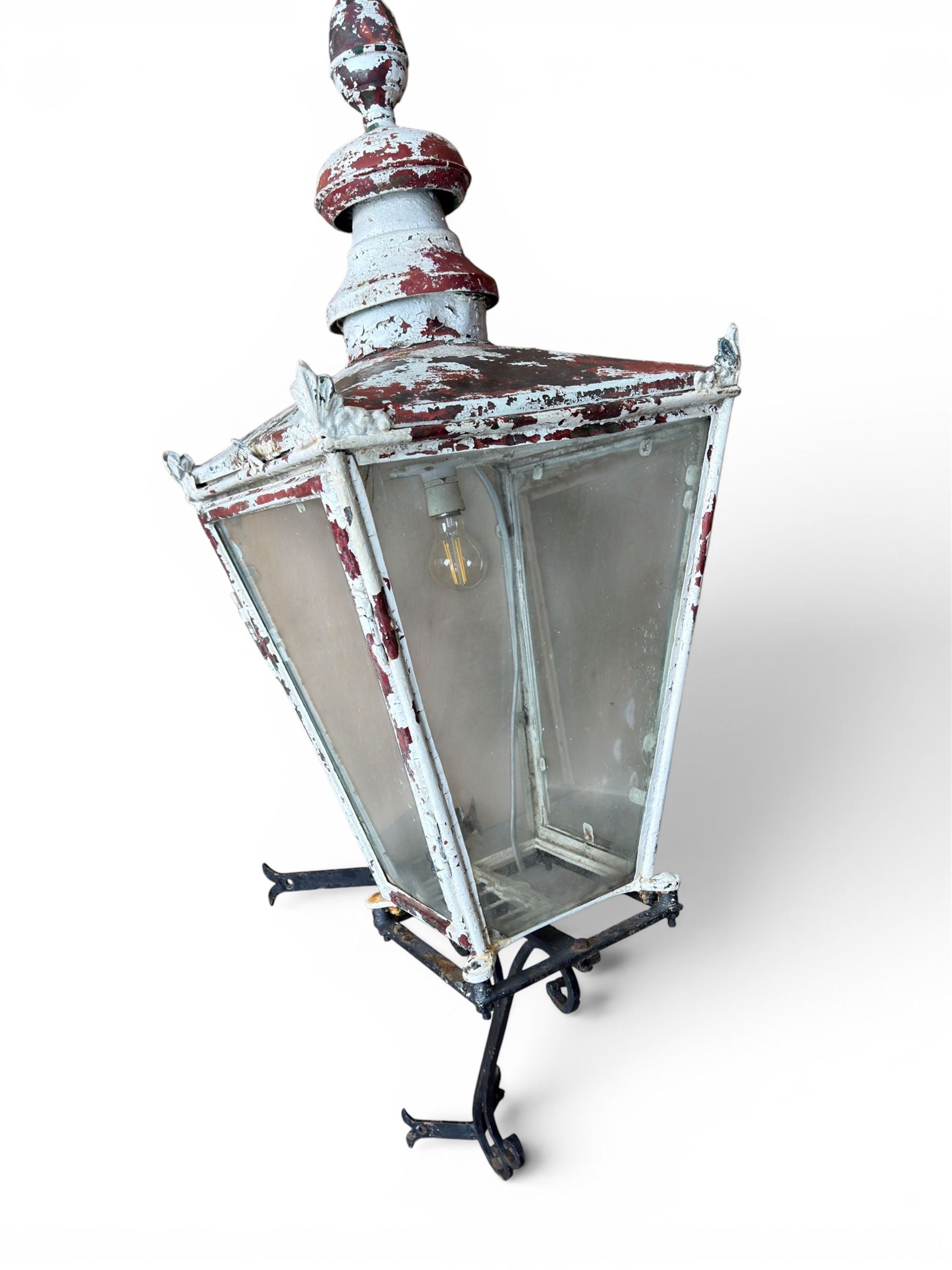 Foster & Pullen (Bradford est. 1896) - Good pair of late 19th century copper coach house or street lamps, painted in rustic white finish, with iron corner brackets, one with clear glass, the other with ring mottled glass, both converted to electricity, height with bracket 150cm