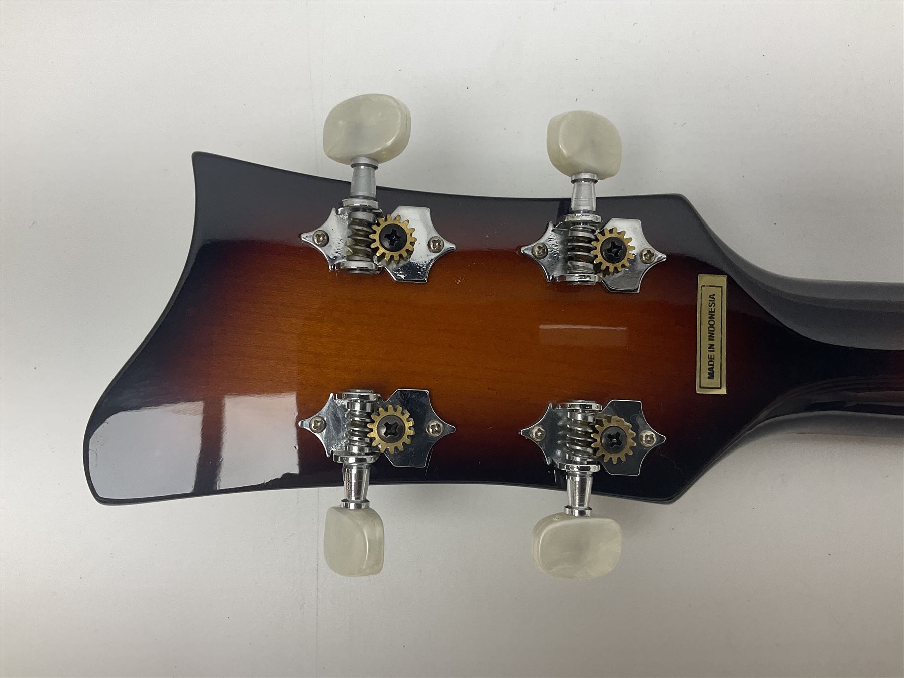 Hofner B-Bass Hi-Series electric bass guitar with sunburst finish L110cm; in Thomann fitted case