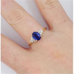 9ct gold oval kyanite and clear stone cluster ring, hallmarked  