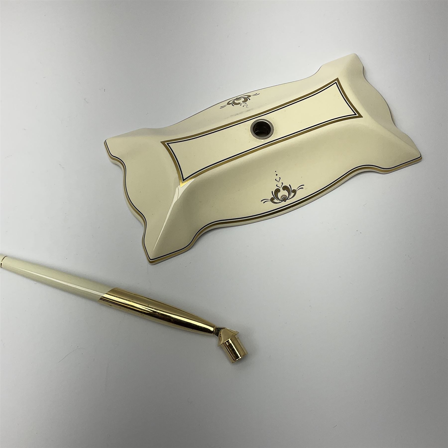 A limited edition Royal Doulton Sheaffer desk set, 1584/5000, with 14K gold nib pen, L21cm. 