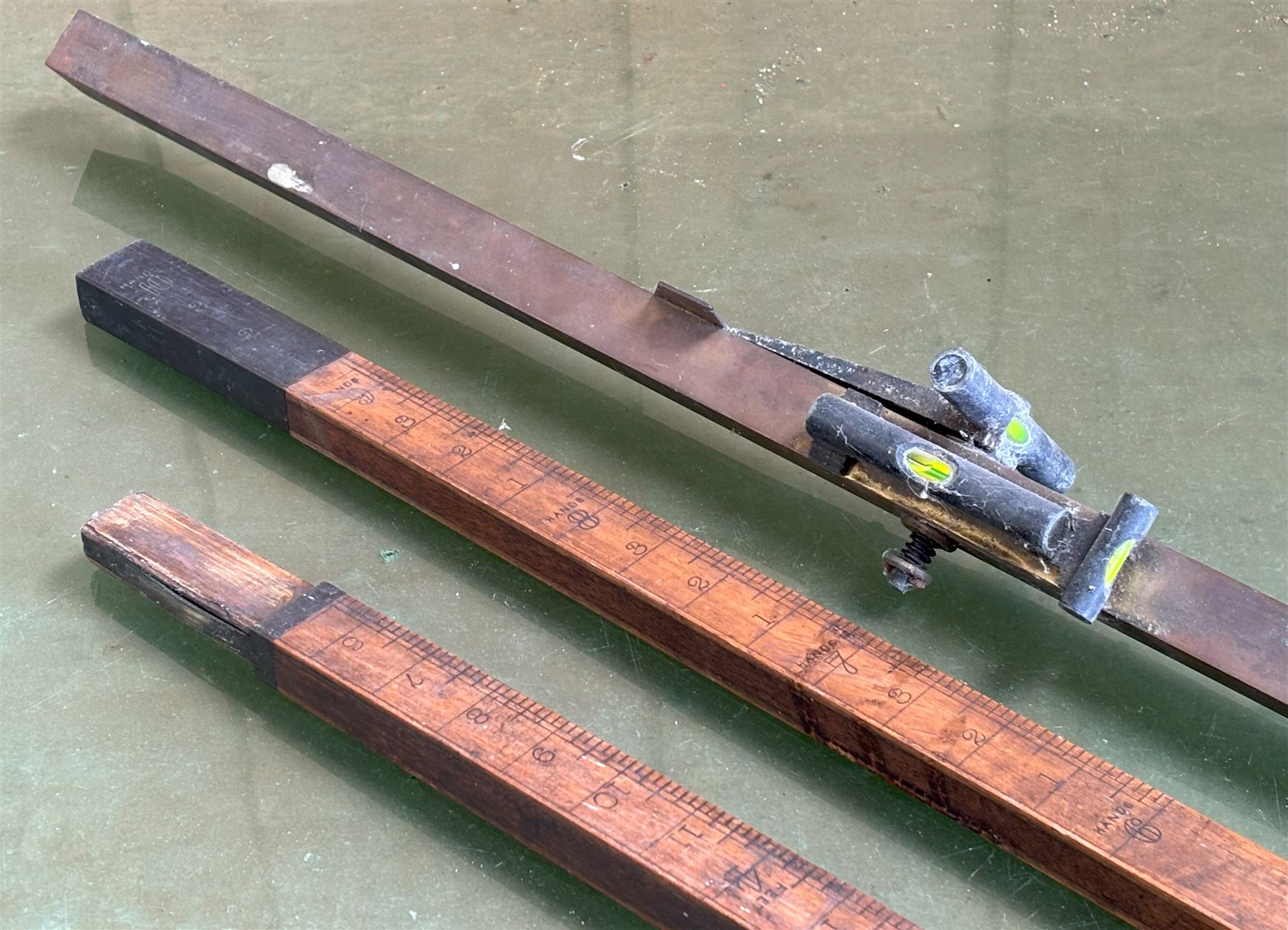 Large two sectional brass mounted treen two sectional surveyors measure, marked for hands and feet (L198cm) together with an early 20th century brass spirit level. (2) - COLLECTION BY APPOINTMENT FROM: The White House, Thirsk Road, Easingwold, York, YO61 3NF - CALL 01723 507111 TO ARRANGE