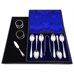 Set of six Edwardian silver teaspoons and tongs by Fenton Brothers Ltd, Sheffield 1905/9, cased, two napkins rings and a butter knife, all hallmarked, approx 4.9oz