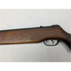 Gamo Magnum 2000 .22 air rifle with break barrel action and trigger guard safety, serial no.2106207 L109cm; in gun sling