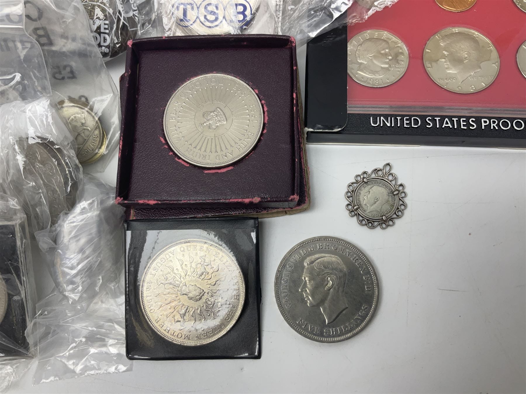 King George V 1935 crown coin, King George VI 1951 Festival of Britain crown in maroon box, various pre decimal coins, Ireland 1928 florin, Queen Elizabeth II UK 2007 five pound coin, two 'The Farmers Bank of China' five yuan notes etc
