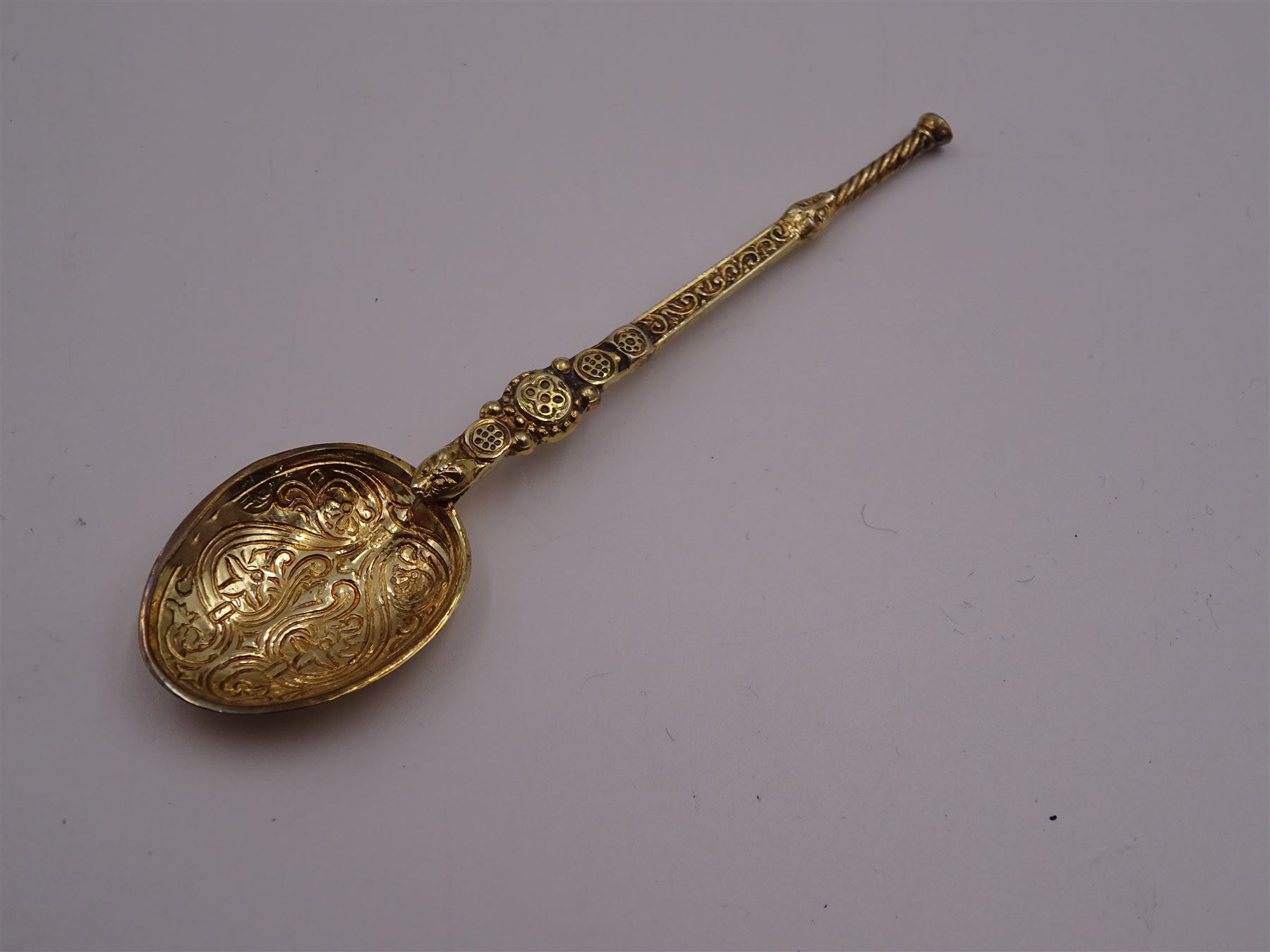 Set of six Edward VIII silver gilt coffee spoons, modelled in the form of the Coronation anointing spoon, hallmarked Saunders, Shepherd & Co Ltd, London 1936, in fitted case, approximate silver weight 1.77 ozt (55.2 grams)
