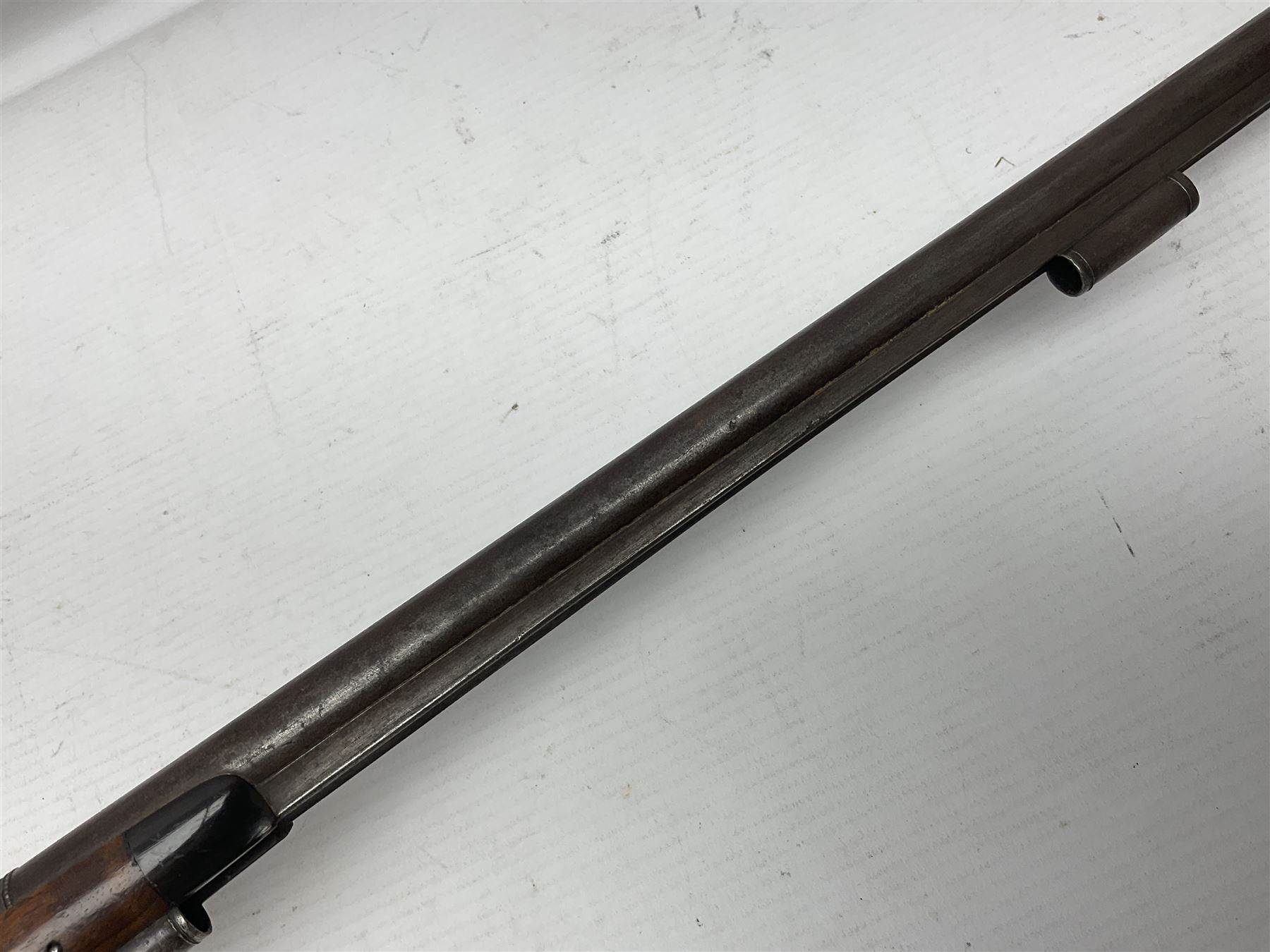 Late 18th/early 19th century Wallis (of Hull) muzzle loading air rifle with medially ribbed copper round ball reservoir, the 86cm (34