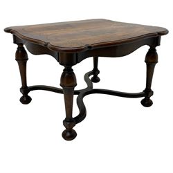 Figured mahogany coffee table, shaped moulded top with oval book-matched veneered panels, on turned supports united by waved X-shaped stretchers 
