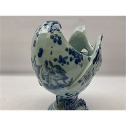 Delft jug in the form of a mythical winged bird, probably a griffin, H23cm (a/f)