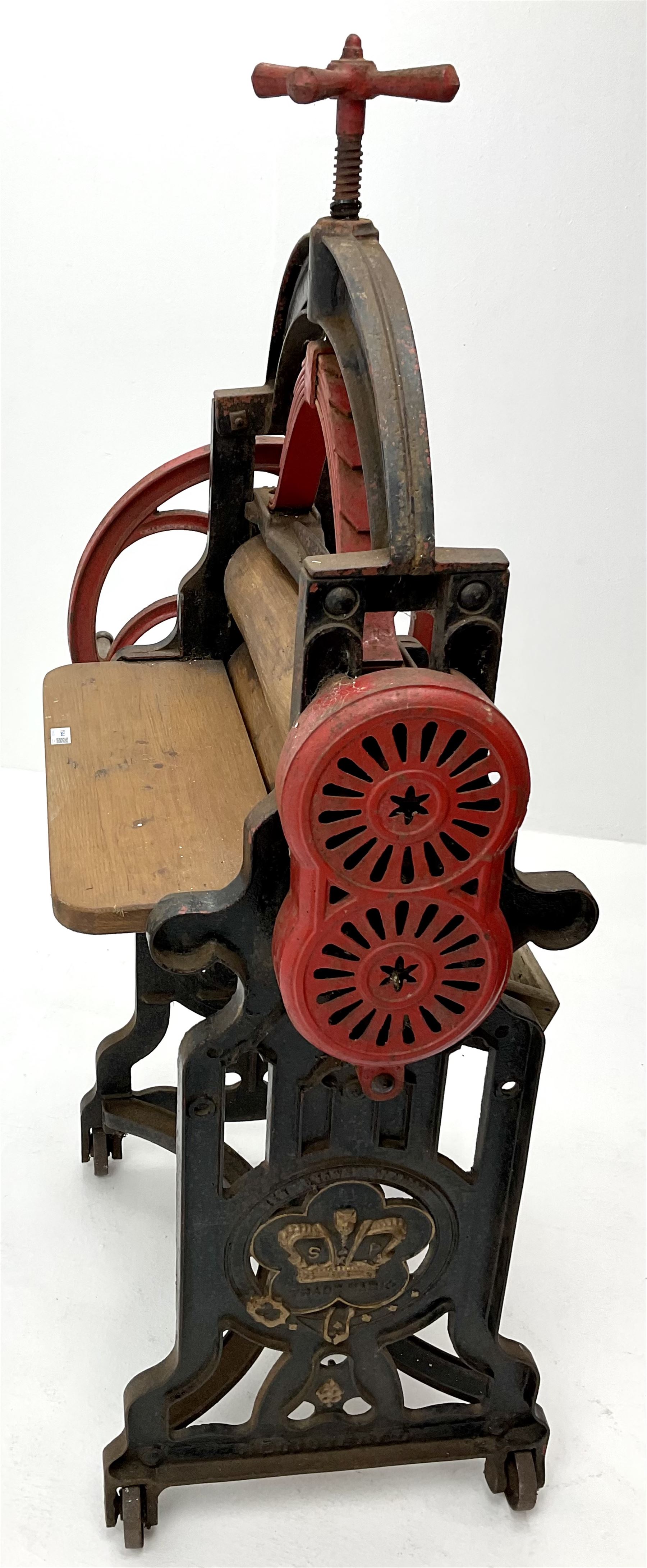 Victorian Wm Dixon of Beverley cast iron mangle