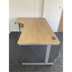 Pair of left hand return and single right hand return oak effect office desks. - THIS LOT IS TO BE COLLECTED BY APPOINTMENT FROM DUGGLEBY STORAGE, GREAT HILL, EASTFIELD, SCARBOROUGH, YO11 3TX