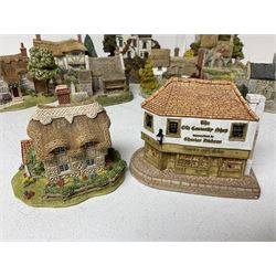 Nineteen Lilliput Lane models, including Dove Tails, Birdlip Bottom, Smallest Inn, Gossip Gate and Beehive Cottage, all with deeds and original boxes (19)