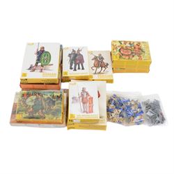 Collection of 1:72 scale plastic model soldier packs, including Hat and Airfix and a quantity of loose plastic soldiers