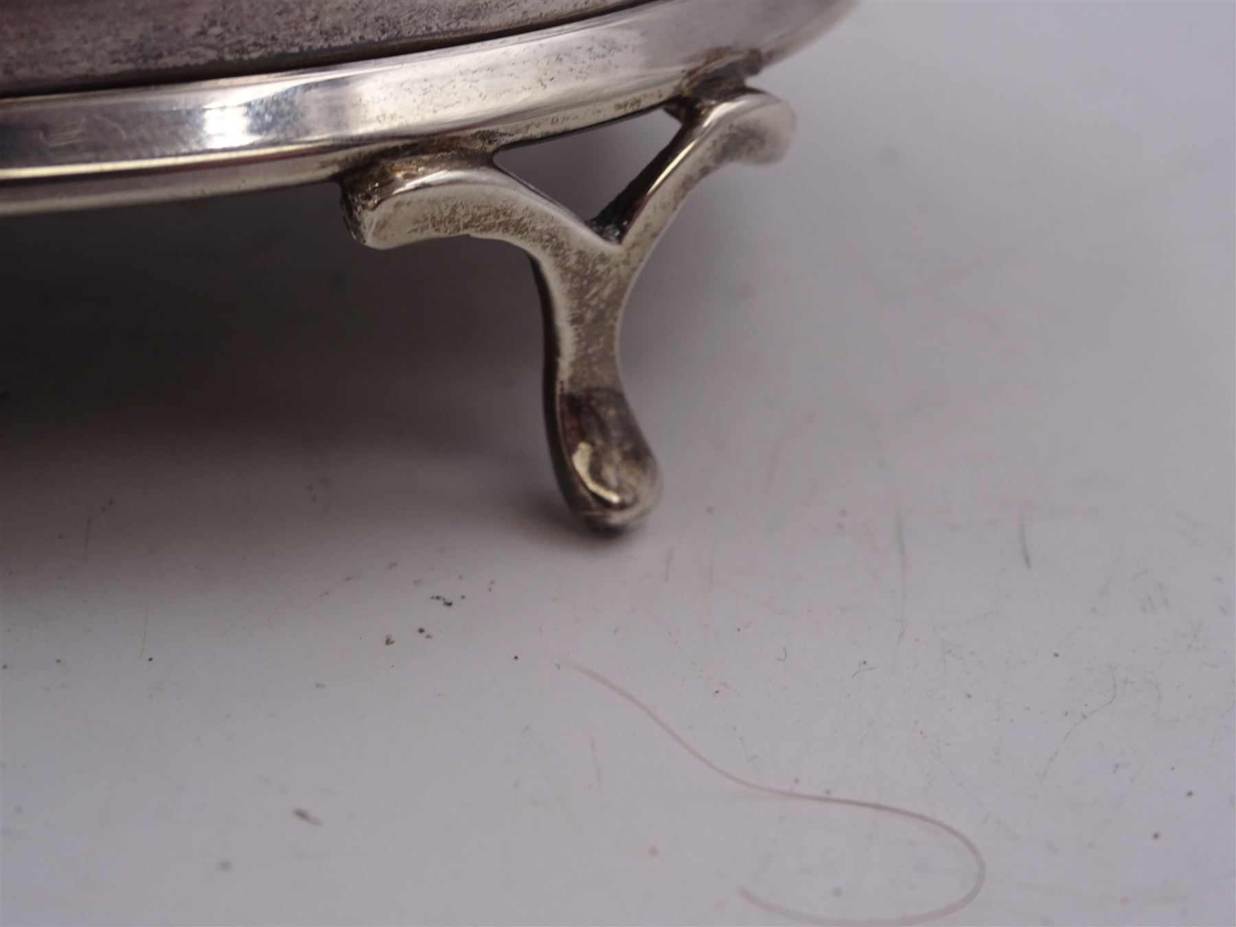 1920s silver mounted jewellery box, of circular form, with bead and dart rim to hinged cover, opening to reveal gilt velvet lined interior, upon four pad feet, hallmarked Charles Edwards, London 1920, H4.5cm