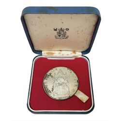 Queen Elizabeth II silver jubilee 1952 - 1977 sterling silver hallmarked medallion, cased