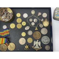 Two World War I Victory medals, charm bracelet, two military badges, John F Kennedy commemorative coin and collection of other coins and jewellery, etc 