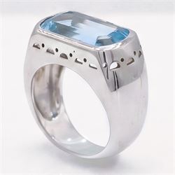 18ct white gold Swiss blue topaz ring, bezel set with a single vari-cut topaz, stamped 750