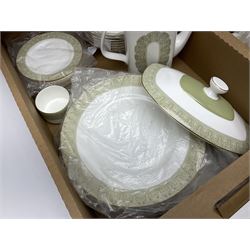 Royal Doulton Sonnet pattern part tea and dinner service, to include meat platter, coffee pot, sauce boat etc, in two boxes 