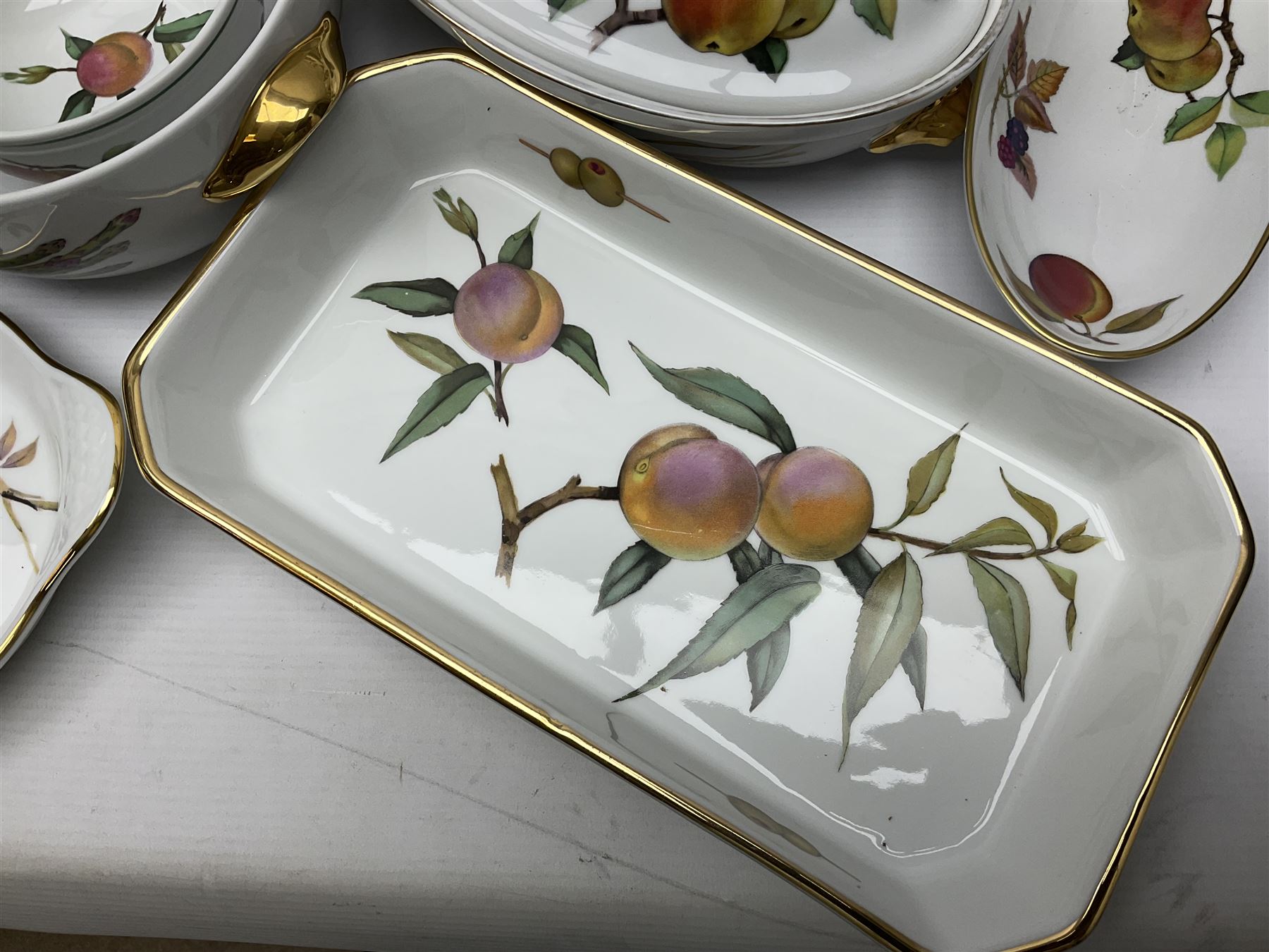 Royal Worcester Evesham pattern ceramics, including twin handled pot, oven dishes, pie dishes, bowls, jugs, etc together with other Royal Worcester ceramics 